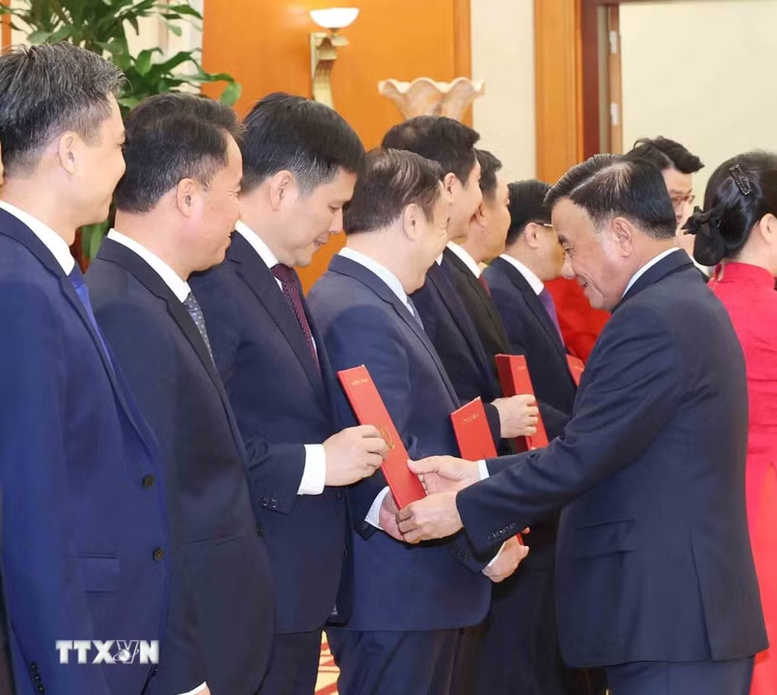 Công bố 12 quyết định của Bộ Chính trị, Ban Bí thư về công tác cán bộ- Ảnh 1.