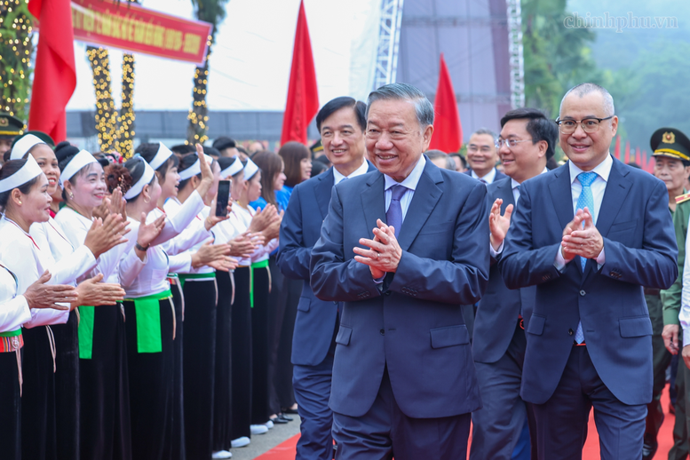 Khánh thành Tượng đài "Bác Hồ với ngày hội non sông" tại Đền Hùng- Ảnh 1.