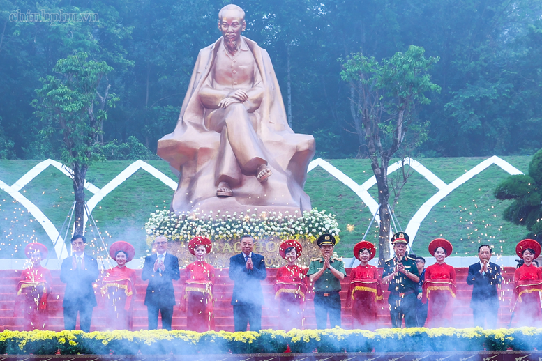 Khánh thành Tượng đài "Bác Hồ với ngày hội non sông" tại Đền Hùng- Ảnh 7.