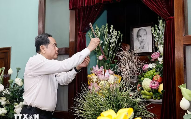Chủ tịch Quốc hội Trần Thanh Mẫn dâng hương tưởng nhớ Chủ tịch Hồ Chí Minh dịp 2/9