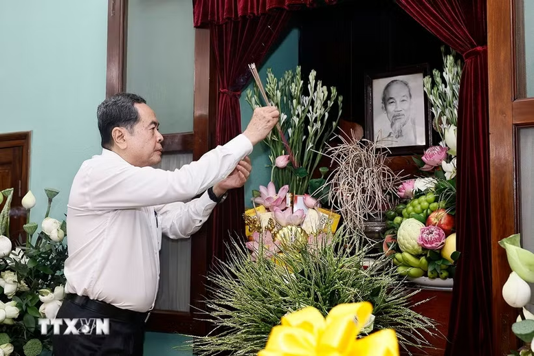 Chủ tịch Quốc hội Trần Thanh Mẫn dâng hương tưởng nhớ Chủ tịch Hồ Chí Minh dịp 2/9- Ảnh 1.