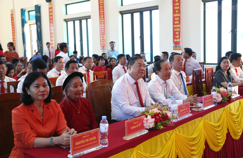 Phó Thủ tướng Thường trực Chính phủ Phạm Gia Túc trao Huy hiệu Đảng tặng các đảng viên lão thành tại Hà Tĩnh- Ảnh 1.