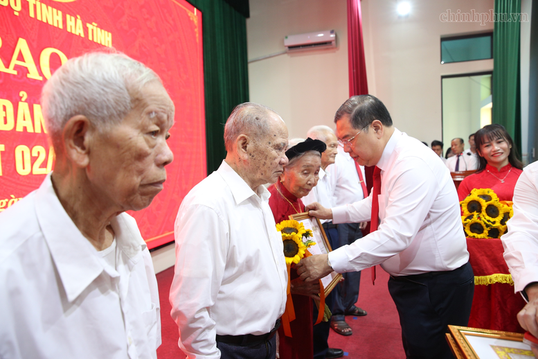 Phó Thủ tướng Thường trực Chính phủ Phạm Gia Túc trao Huy hiệu Đảng tặng các đảng viên lão thành tại Hà Tĩnh- Ảnh 2.