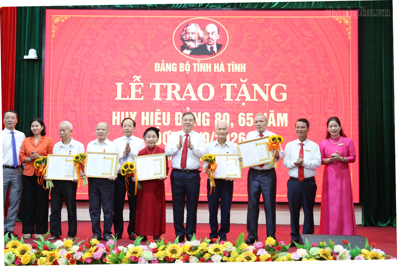 Phó Thủ tướng Thường trực Chính phủ Phạm Gia Túc trao Huy hiệu Đảng tặng các đảng viên lão thành tại Hà Tĩnh- Ảnh 3.