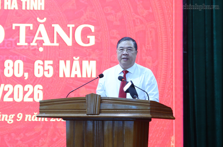 Phó Thủ tướng Thường trực Chính phủ Phạm Gia Túc trao Huy hiệu Đảng tặng các đảng viên lão thành tại Hà Tĩnh- Ảnh 4.