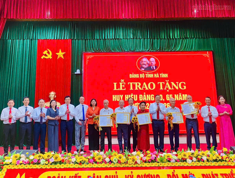 Phó Thủ tướng Thường trực Chính phủ Phạm Gia Túc trao Huy hiệu Đảng tặng các đảng viên lão thành tại Hà Tĩnh- Ảnh 5.
