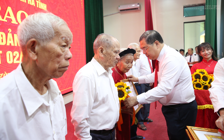 Phó Thủ tướng Thường trực Chính phủ Phạm Gia Túc trao Huy hiệu Đảng tặng các đảng viên lão thành tại Hà Tĩnh
