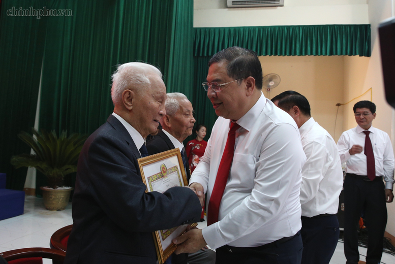 Dù ở bất kỳ cương vị nào, các đảng viên lão thành vẫn luôn giữ vững lập trường, gương mẫu về đạo đức, lối sống- Ảnh 3.