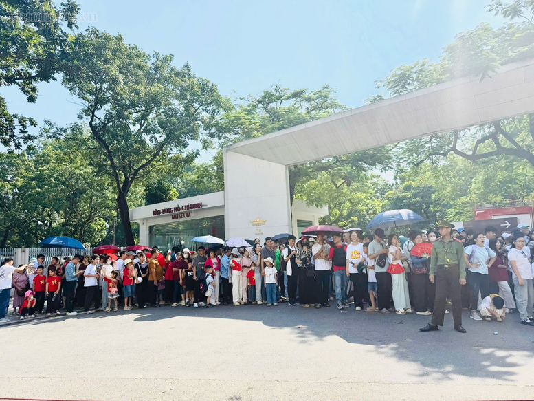 Quốc khánh 2/9: Về Lăng Bác, tiếp nối mạch nguồn lịch sử và tình yêu Tổ quốc- Ảnh 3.