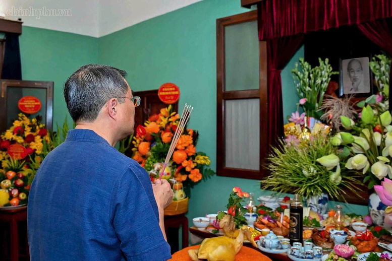 Thủ tướng Lê Minh Hưng dâng hương tưởng nhớ Chủ tịch Hồ Chí Minh- Ảnh 1.