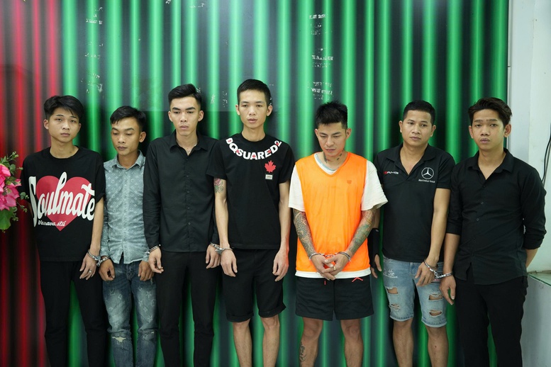 Giữ khẩn cấp 7 người trong vụ ô tô tông vào đám đông trước quán ăn ở TPHCM- Ảnh 1.