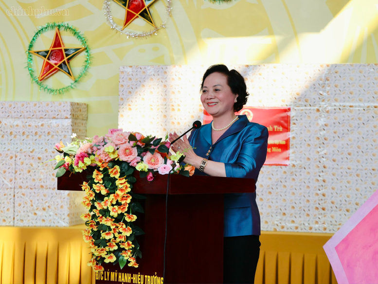 Phó Thủ tướng Phạm Thị Thanh Trà vui Tết Trung thu cùng trẻ em Tuyên Quang- Ảnh 2.