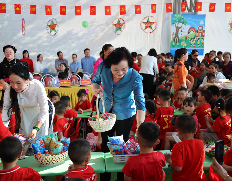 Phó Thủ tướng Phạm Thị Thanh Trà vui Tết Trung thu cùng trẻ em Tuyên Quang- Ảnh 3.