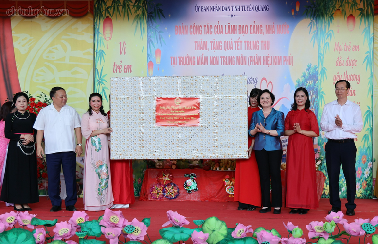 Phó Thủ tướng Phạm Thị Thanh Trà vui Tết Trung thu cùng trẻ em Tuyên Quang- Ảnh 4.