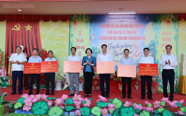 Phó Thủ tướng Phạm Thị Thanh Trà vui Tết Trung thu cùng trẻ em Tuyên Quang- Ảnh 5.