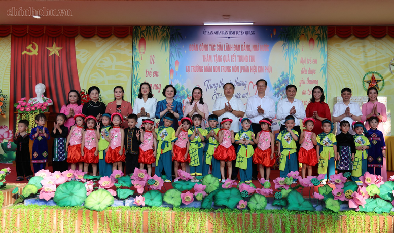 Phó Thủ tướng Phạm Thị Thanh Trà vui Tết Trung thu cùng trẻ em Tuyên Quang- Ảnh 6.