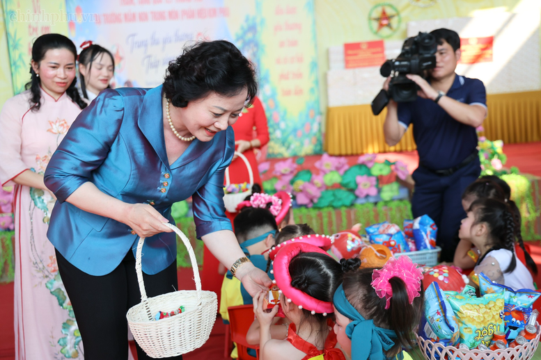 Phó Thủ tướng Phạm Thị Thanh Trà vui Tết Trung thu cùng trẻ em Tuyên Quang- Ảnh 1.