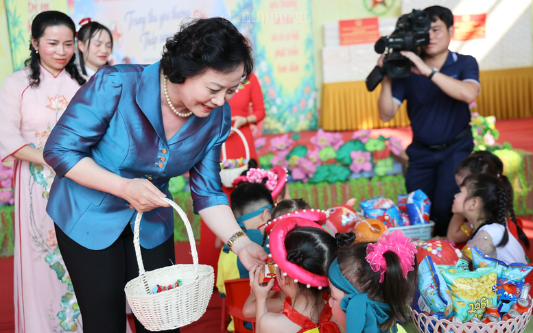 Phó Thủ tướng Phạm Thị Thanh Trà vui Tết Trung thu cùng trẻ em Tuyên Quang