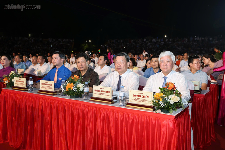 Lung linh Đêm hội Thành Tuyên, thắp sáng ước mơ thiếu nhi- Ảnh 1.