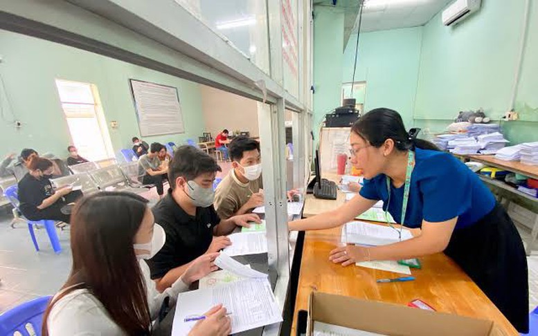 Ký hợp đồng với người đang hưởng trợ cấp thất nghiệp, báo tăng BHXH thế nào?