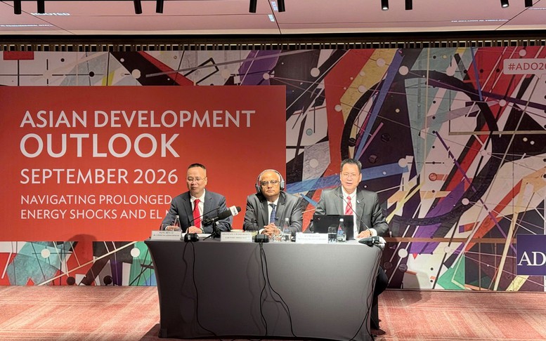 ADB nâng dự báo tăng trưởng Việt Nam, lưu ý áp lực tín dụng và lạm phát