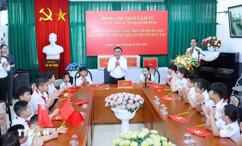Thường trực Ban Bí thư Trần Cẩm Tú trao quà Trung Thu cho Làng trẻ em SOS Hà Nội- Ảnh 1.