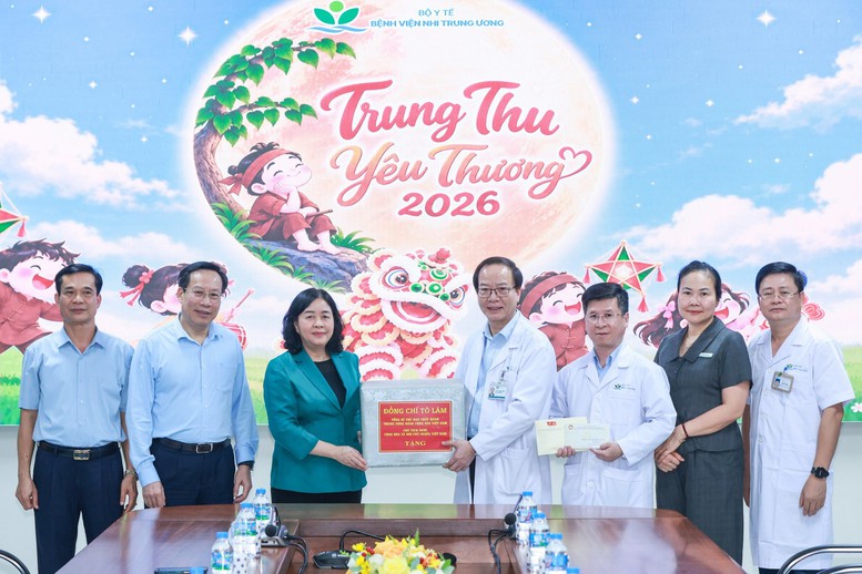 Chủ tịch Ủy ban Trung ương MTTQ Việt Nam tặng quà Trung thu tại Bệnh viện Nhi Trung ương- Ảnh 1.