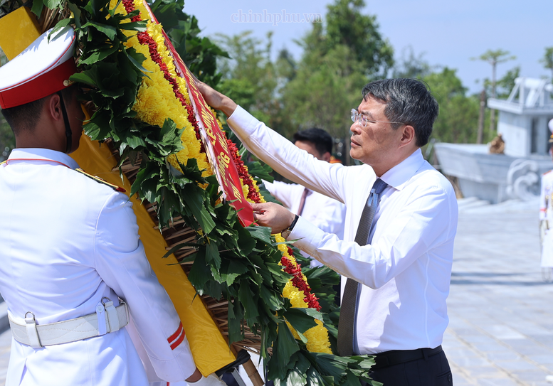 Thủ tướng dâng hương tưởng niệm tại Di tích Quốc gia đặc biệt Đường Hồ Chí Minh trên biển- Ảnh 1.