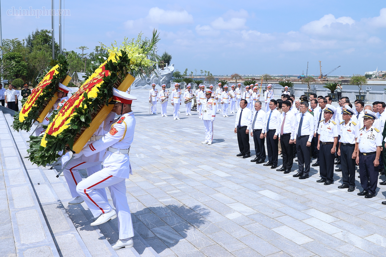 Thủ tướng dâng hương tưởng niệm tại Di tích Quốc gia đặc biệt Đường Hồ Chí Minh trên biển- Ảnh 2.