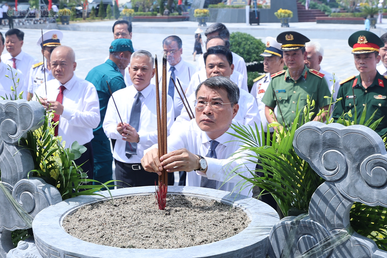 Thủ tướng dâng hương tưởng niệm tại Di tích Quốc gia đặc biệt Đường Hồ Chí Minh trên biển- Ảnh 3.