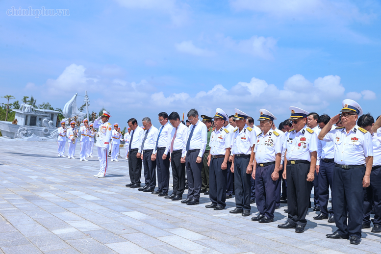 Thủ tướng dâng hương tưởng niệm tại Di tích Quốc gia đặc biệt Đường Hồ Chí Minh trên biển- Ảnh 4.