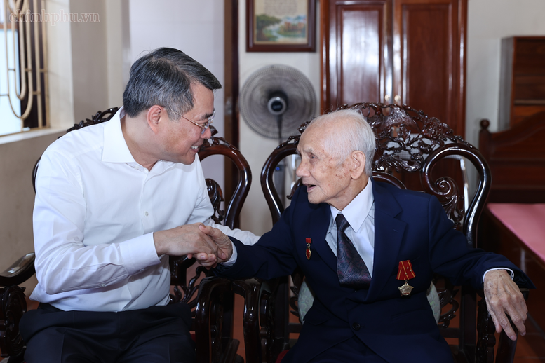 Thủ tướng dâng hương tưởng niệm tại Di tích Quốc gia đặc biệt Đường Hồ Chí Minh trên biển- Ảnh 5.