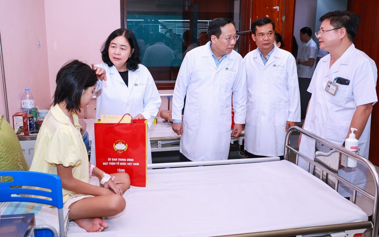 Chủ tịch Ủy ban Trung ương MTTQ Việt Nam tặng quà Trung thu tại Bệnh viện Nhi Trung ương