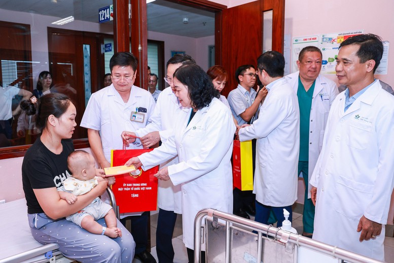 Chủ tịch Ủy ban Trung ương MTTQ Việt Nam tặng quà Trung thu tại Bệnh viện Nhi Trung ương- Ảnh 4.