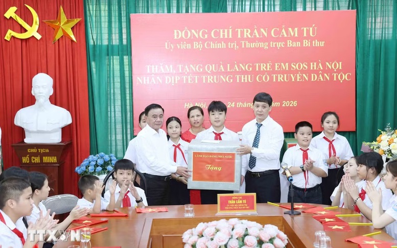 Thường trực Ban Bí thư Trần Cẩm Tú trao quà Trung Thu cho Làng trẻ em SOS Hà Nội