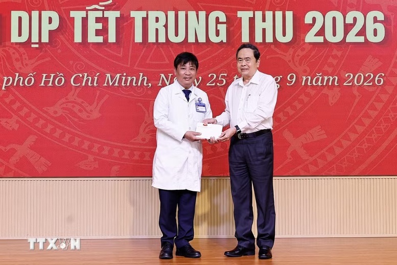 Chủ tịch Quốc hội thăm, động viên các bệnh nhi tại Bệnh viện Nhi đồng 1, TPHCM- Ảnh 2.