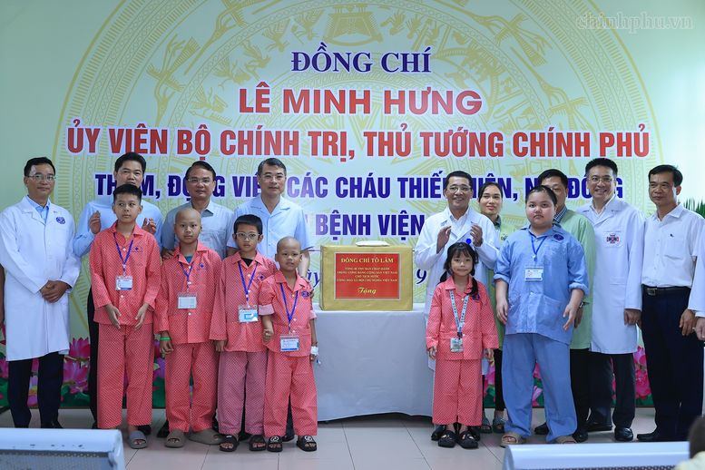 Thủ tướng trao quà của Tổng Bí thư, Chủ tịch nước Tô Lâm tặng các bệnh nhi ung thư- Ảnh 3.