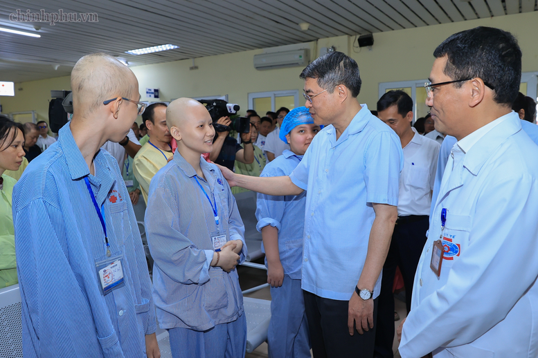 Thủ tướng trao quà của Tổng Bí thư, Chủ tịch nước Tô Lâm tặng các bệnh nhi ung thư- Ảnh 2.
