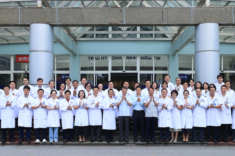 Thủ tướng trao quà của Tổng Bí thư, Chủ tịch nước Tô Lâm tặng các bệnh nhi ung thư- Ảnh 7.