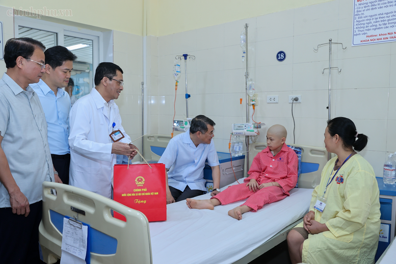 Thủ tướng trao quà của Tổng Bí thư, Chủ tịch nước Tô Lâm tặng các bệnh nhi ung thư- Ảnh 5.