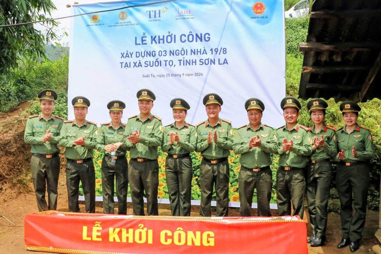 Công an Cửa khẩu Nội Bài chung tay xóa nhà tạm tại Sơn La- Ảnh 1.