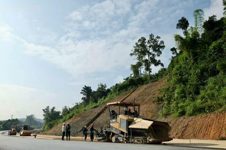 Phó Thủ tướng Thường trực Phạm Gia Túc đôn đốc tiến độ cao tốc Đồng Đăng - Trà Lĩnh, sớm đưa vào khai thác phục vụ nhân dân- Ảnh 3.