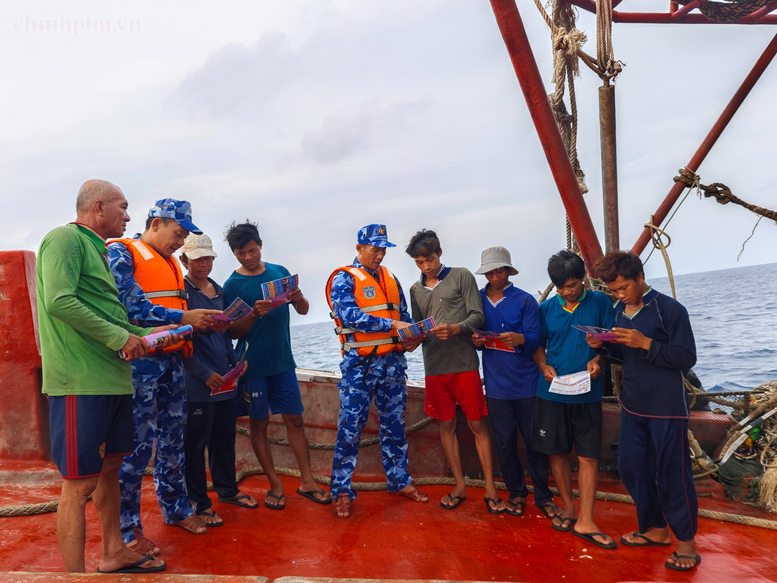 Chung sức gỡ 'thẻ vàng' IUU, giữ bình yên trên biển- Ảnh 4.