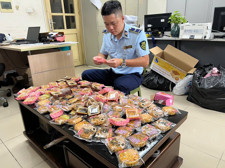 Hà Nội 'siết' thị trường hàng Trung thu: Xử lý lượng lớn bánh kẹo, đồ chơi không bảo đảm- Ảnh 1.