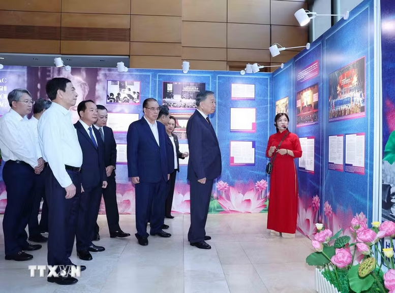 Tổng Bí thư, Chủ tịch nước Tô Lâm tham quan triển lãm “Những tấm gương bình dị mà cao quý”- Ảnh 1.