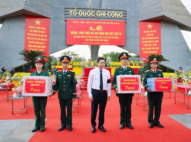 Phó Thủ tướng Phạm Thị Thanh Trà dự Lễ truy điệu, an táng hài cốt liệt sĩ tại Lào Cai- Ảnh 9.