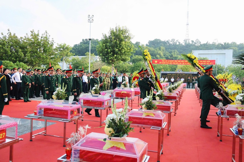 Phó Thủ tướng Phạm Thị Thanh Trà dự Lễ truy điệu, an táng hài cốt liệt sĩ tại Lào Cai- Ảnh 11.