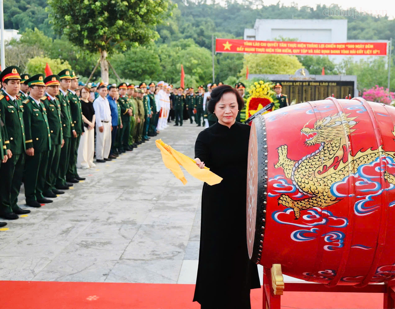 Phó Thủ tướng Phạm Thị Thanh Trà dự Lễ truy điệu, an táng hài cốt liệt sĩ tại Lào Cai- Ảnh 1.