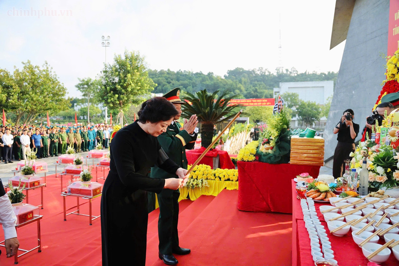 Phó Thủ tướng Phạm Thị Thanh Trà dự Lễ truy điệu, an táng hài cốt liệt sĩ tại Lào Cai- Ảnh 3.