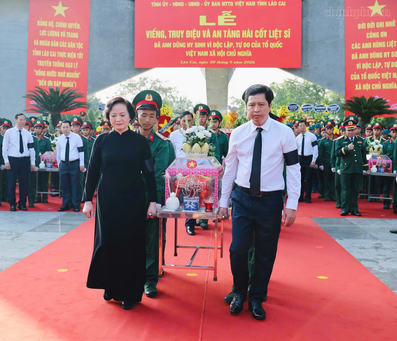 Phó Thủ tướng Phạm Thị Thanh Trà dự Lễ truy điệu, an táng hài cốt liệt sĩ tại Lào Cai- Ảnh 6.